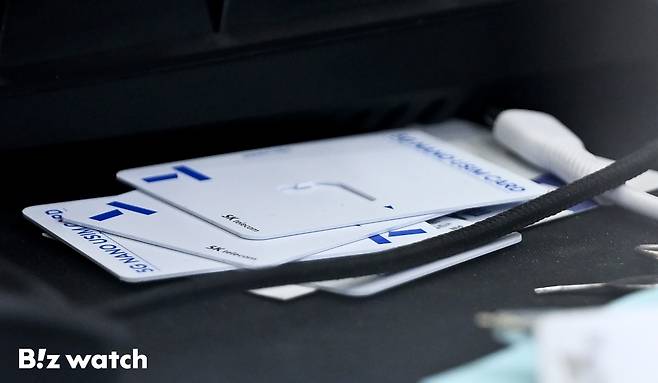 정부가 SK텔레콤에 유심 공급이 안정화될 때까지 신규 가입자를 모집하지 말것을 강력하게 권고했다. 사진은 SK텔레콤의 유심 모습./사진=이명근 기자 qwe123@