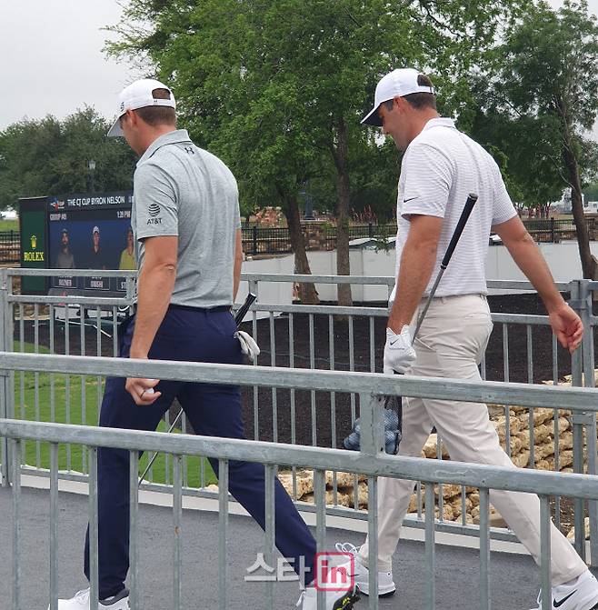 연습 그린으로 이동하는 조던 스피스와 스코티 셰플러.