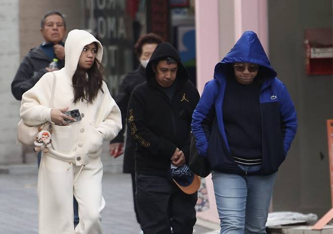 꽃샘추위가 찾아온 13일 오전 서울 중구 명동거리에서 두꺼운 옷차림을 한 외국인 관광객들이 발걸음을 옮기고 있다. (사진=뉴시스)
