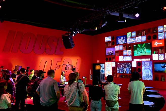 CJ ENM 관을 둘러보는 관계자들.(사진=CJ그룹 제공)