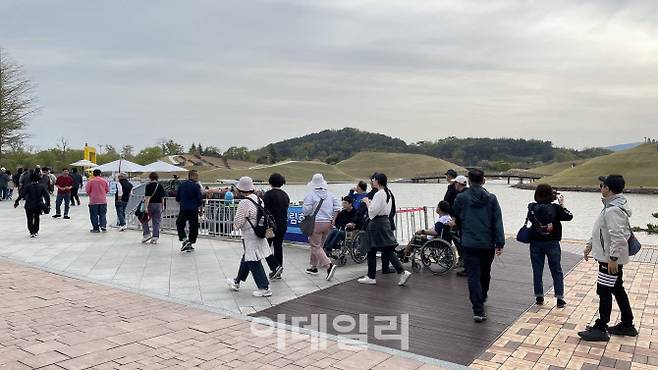 전남 순천 순천만 국가정원에서 장애인들이 관광지를 둘러보고 있다.(사진=한국관광공사)