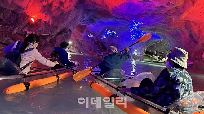 충북 충주 활옥동굴에서 장애인들이 보트체험을 하고 있다. (사진=한국관광공사)