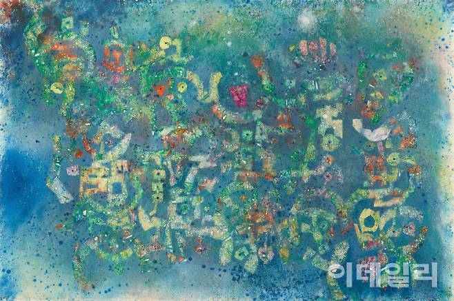 남관의 ‘가을축제’(1984). 애잔함을 가둬낸 예전의 ‘푸름’은 여전하지만 밝고 생동감 있는 화면에는 동화적인 세계가 떠 있다. 1980년대 작가 말기의 이 분위기에는 ‘데콜라주 기법’이 쓰였다. 콜라주를 역이용해 캔버스에 붙인 재료를 떼어낸 뒤 그 자리에 색을 칠하는 방식이다. 화업 내내 품어온 추상화한 문자도 보이고 기호화한 인간상도 보인다. 작가는 “유럽문명 속에서 오래 살다 보니 갈수록 그리워지는 것은 동양적인 사색과 낡은 공간에 대한 애정”이라고 회고하기도 했다. 5월 1일 국립현대미술관 서울에서 개막한 ‘MMCA 서울 상설전: 한국현대미술 하이라이트’에 걸렸다. 캔버스에 유화 물감, 200×300.5㎝. 국립현대미술관(이건희컬렉션) 소장.