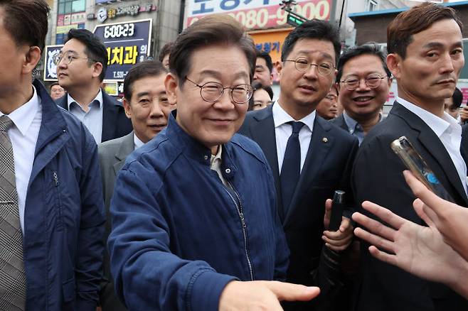 대법원이 더불어민주당 이재명 대선 후보의 공직선거법 위반 사건에 대해 유죄 취지로 파기환송 판결을 한 1일 이 후보가 전국 각지에서 민심을 듣는 ‘골목골목 경청투어’을 시작하며 경기도 포천 중앙로에서 시민들과 악수하고 있다. (사진=연합뉴스)