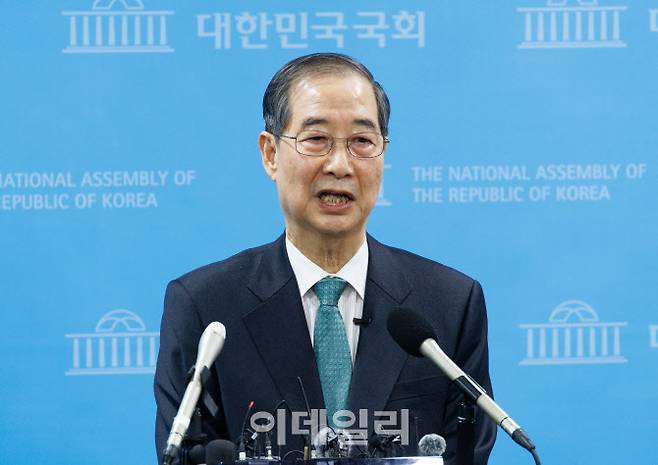 [이데일리 방인권 기자] 한덕수 전 국무총리가 2일 서울 여의도 국회 소통관에서 대선 출마 선언을 마친 뒤, 취재진의 질의에 답하고 있다.