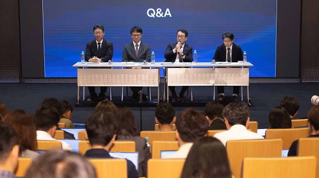 유영상 CEO와 관련 임원들이 질의응답을 진행하는 모습. (왼쪽부터) 김희섭 PR센터장, 류정환 네트워크 인프라센터장, 유영상 CEO, 임봉호 MNO사업부장