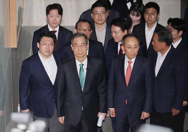 2일 서울 여의도 국회 소통관에서 한덕수 전 국무총리(앞줄 왼쪽에서 두 번째)가 추경호 국민의힘 의원(앞줄 왼쪽에서 세 번째), 이정현 전 새누리당 대표(뒷줄 왼쪽에서 두 번째), 성일종 국민의힘 의원(뒷줄 왼쪽에서 세 번째)과 함께 이동하고 있다.(사진=연합뉴스)