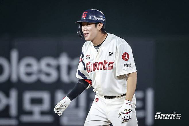 롯데자이언츠 나승엽이 2타점 역전 2루타를 터뜨린 뒤 기뻐하고 있다. 사진=롯데자이언츠