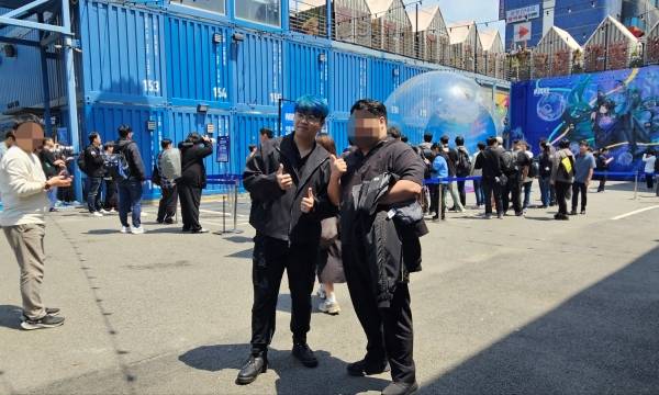 - 주종현 니케 사운드 디렉터도 방문해 지휘관들과 추억을 남겼다