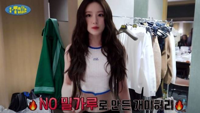 (여자)아이들 슈화가 허리 라인을 자랑했다. [사진=(여자)아이들 유튜브 채널 영상 캡처]