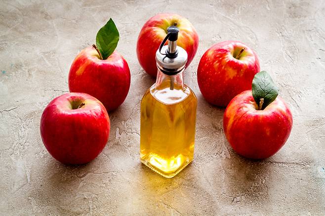 사과 사이다 식초(애사비)는 여러 건강 효능이 있지만 과도하게 마실 경우 충치 위산 역류 저칼률혈증 등 다양한 부작용을 겪을 수 있다. 이상한 증상이 나타나면 의료진과 상의하는 게 좋다. [사진=게티이미지뱅크]