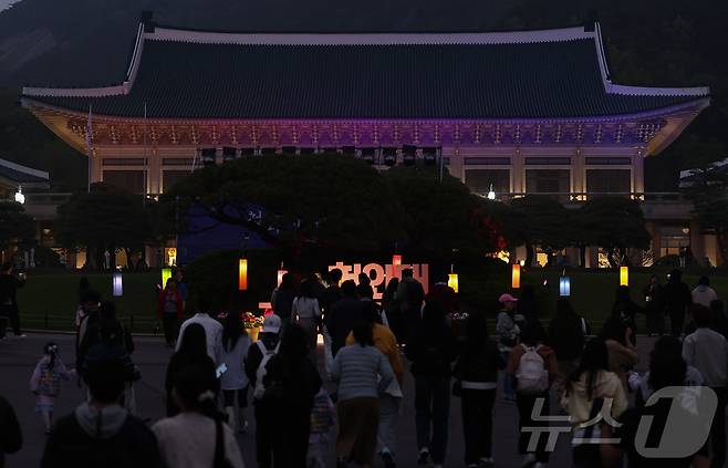 1일 오후 서울 종로구 청와대에서 관람객들이 경내를 살펴보고 있다. 청와대재단은 이날부터 6일까지 청와대 야간 개방 행사 '청와대 밤마실' 진행한다. 2025.5.1/뉴스1 ⓒ News1 김도우 기자