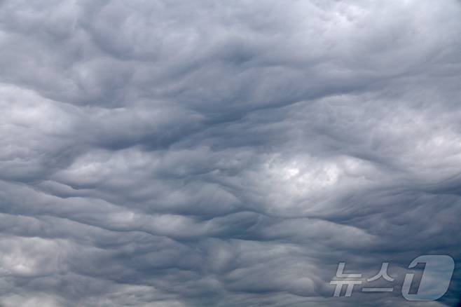 1일 서울 하늘의 구름이 거친 물결 모양을 하고 있다. 이 구름은 ‘거친물결구름’으로, 찬 공기와 따뜻한 공기의 충돌로 대기가 불안정해지면서 만들어진 것으로 추정된다. 2025.5.1/뉴스1 ⓒ News1 구윤성 기자