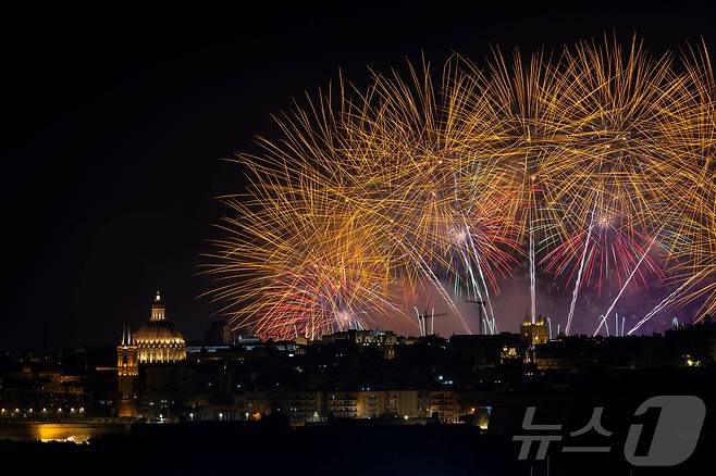 지난달 30일(현지시간) 몰타 발레타에서 열린 '몰타 국제 불꽃축제'에서 화려한 불꽅이 밤하늘을 수놓고 있다. ⓒ 로이터=뉴스1