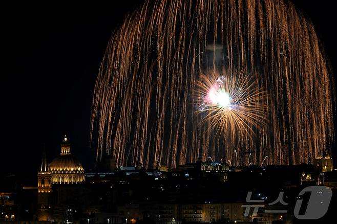 지난달 30일(현지시간) 몰타 발레타에서 열린 '몰타 국제 불꽃축제'에서 화려한 불꽅이 밤하늘을 수놓고 있다. ⓒ 로이터=뉴스1