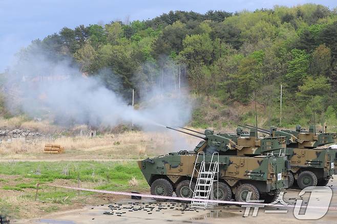 육군은 지난 4월 30일부터 강원도 고성 해안 일대에서 대공 실사격 훈련을 실시했다고 2일 밝혔다. 21보병사단 천호가 표적기를 향해 30mm 대공포를 발사하고 있다. (육군 제공. 재판매 및 DB 금지) 2025.5.2/뉴스1