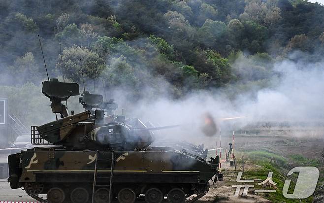 육군은 지난 4월 30일부터 강원도 고성 해안 일대에서 대공 실사격 훈련을 실시했다고 2일 밝혔다. 2기갑여단 비호복합이 표적기를 향해 30mm 대공포를 발사하고 있다. (육군 제공. 재판매 및 DB 금지) 2025.5.2/뉴스1