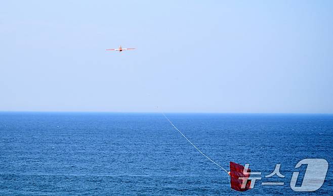 육군은 지난 4월 30일부터 강원도 고성 해안 일대에서 대공 실사격 훈련을 실시했다고 2일 밝혔다. 본격적인 훈련에 앞서 표적기를 이륙시키고 있다. (육군 제공. 재판매 및 DB 금지) 2025.5.2/뉴스1
