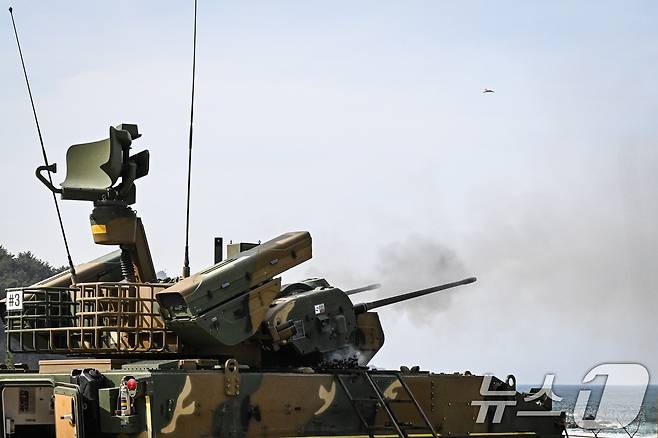 육군은 지난 4월 30일부터 강원도 고성 해안 일대에서 대공 실사격 훈련을 실시했다고 2일 밝혔다. 2기갑여단 비호복합이 표적기를 향해 30mm 대공포를 발사하고 있다. (육군 제공. 재판매 및 DB 금지) 2025.5.2/뉴스1