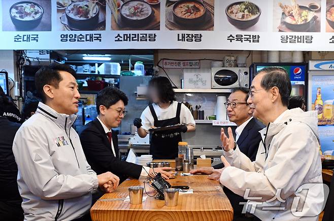 제21대 대통령 선거에 출마한 한덕수 전 총리가 2일 서울 종로구 한 식당에서 오세훈 서울시장과 오찬 간담회를 하고 있다. (공동취재) 2025.5.2/뉴스1 ⓒ News1 김명섭 기자