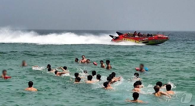 강원 강릉 경포해변에서 물놀이하는 피서객.(뉴스1 DB) ⓒ News1 윤왕근 기자