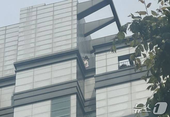 2일 오후 1시 35분쯤 서울 강남구 역삼동의 한 오피스텔에서 여성 1명이 투신을 시도하고 있다.(독자 제공)