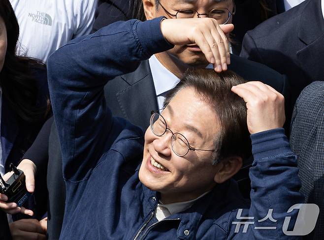 '골목골목 경청투어 : 접경벨트편'에 나선 이재명 더불어민주당 대통령 후보가 2일 오후 강원 화천군 화천공영버스터미널 인근에서 지지자들을 향해 하트를 그려보이고 있다. 2025.5.2/뉴스1 ⓒ News1 이재명 기자