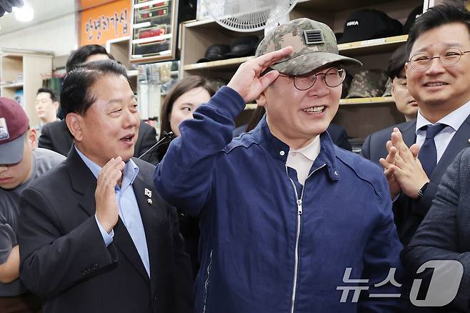'골목골목 경청투어 : 접경벨트편'에 나선 이재명 더불어민주당 대통령 후보가 2일 오후 강원 화천군 화천공영버스터미널 인근에 위치한 군장점에서 김병준 최고위원이 구입한 병장 계급장이 달린 육군 모자를 착용하고 있다. (공동취재) 2025.5.2/뉴스1 ⓒ News1 이재명 기자