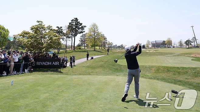 필 미켈슨이 2일 인천 송도동 잭니클라우스 골프클럽 코리아에서 열린 'LIV골프 코리아 1라운드 7번홀에서 티샷을 하고 있다. 2025.5.2/뉴스1 ⓒ News1 김성진 기자