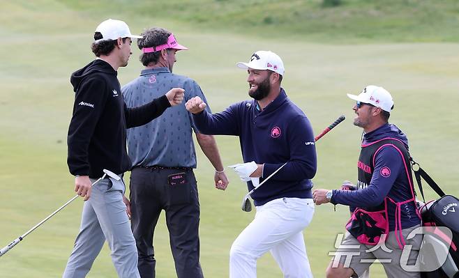 존 람이 2일 인천 송도동 잭니클라우스 골프클럽 코리아에서 열린 'LIV골프 코리아 1라운드 18번홀에서 이글로 홀아웃한 후 호아킨 니만, 버바 왓슨과 주먹을 맞대고 있다. 2025.5.2/뉴스1 ⓒ News1 김성진 기자