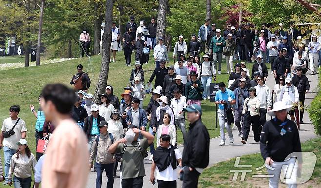 2일 인천 송도동 잭니클라우스 골프클럽 코리아에서 열린 'LIV골프 코리아 1라운드 5번홀에서 갤러리들이 선두그룹의 플레이를 지켜보기 위해 이동하고 있다. 2025.5.2/뉴스1 ⓒ News1 김성진 기자