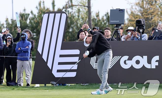 호아킨 니만이 2일 인천 송도동 잭니클라우스 골프클럽 코리아에서 열린 'LIV골프 코리아 1라운드 18번홀에서 티샷을 하고 있다. 2025.5.2/뉴스1 ⓒ News1 김성진 기자