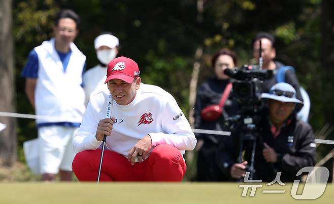 세르히오 가르시아가 2일 인천 송도동 잭니클라우스 골프클럽 코리아에서 열린 'LIV골프 코리아 1라운드 6번홀에서 그린을 분석하고 있다. 2025.5.2/뉴스1 ⓒ News1 김성진 기자