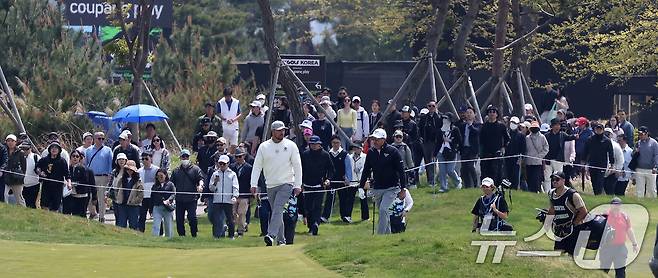 브라이슨 디섐보와 필 미켈슨이 2일 인천 송도동 잭니클라우스 골프클럽 코리아에서 열린 'LIV골프 코리아 1라운드에서 9번홀 그린으로 향하며 대화하고 있다. 2025.5.2/뉴스1 ⓒ News1 김성진 기자