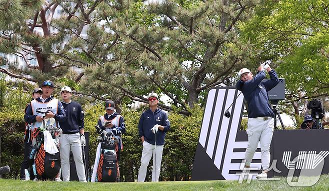 대니 리가 2일 인천 송도동 잭니클라우스 골프클럽 코리아에서 열린 'LIV골프 코리아 1라운드 15번홀에서 티샷을 하고 있다. 2025.5.2/뉴스1 ⓒ News1 김성진 기자