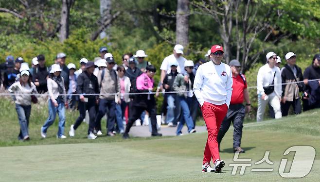 세르히오 가르시아가 2일 인천 송도동 잭니클라우스 골프클럽 코리아에서 열린 'LIV골프 코리아 1라운드 6번홀에서 그린으로 이동하고 있다. 2025.5.2/뉴스1 ⓒ News1 김성진 기자