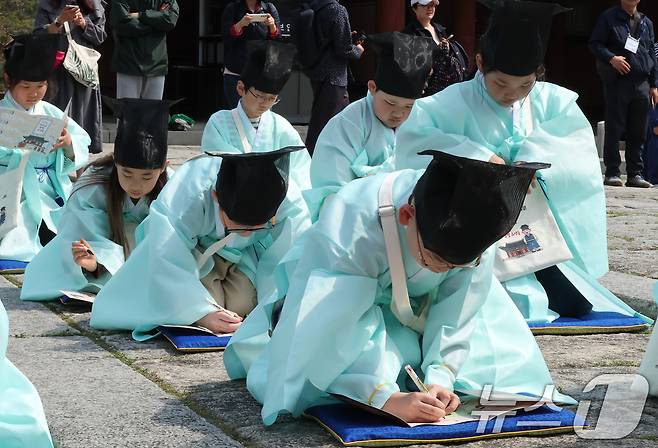 2일 오후 서울 종로구 경희궁에서 열린 '영조와 함께하는 조선시대 경희궁 유생 체험'에 참가한 어린이들이 과거 시험을 보고 있다. 2025.5.2/뉴스1 ⓒ News1 장수영 기자