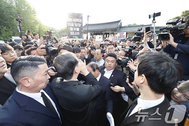 한덕수 전 국무총리가 2일 오후 광주시 국립5.18민주묘역에 참배하려다 시민단체 반발로 입장이 막히자 "나도 호남사람입니다"라고 외치고 있다. 2025.5.2/뉴스1 ⓒ News1 김태성 기자