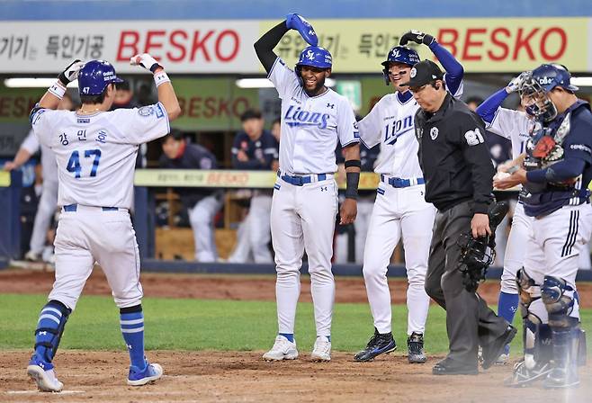 삼성 라이온즈 강민호(왼쪽)가 2일 열린 KBO리그 대구 두산 베어스전에서 8회말 3점 홈런을 터뜨린 후 동료들의 축하를 받고 있다. (삼성 라이온즈 제공)