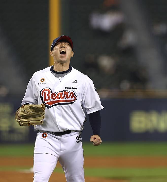 두산 고효준이 1일 잠실구장에서 열린 2025 KBO리그 KT전에서 8회 1사 후 올라와 실점 없이 이닝을 마친 후 포효하고 있다. 사진 | 두산 베어스