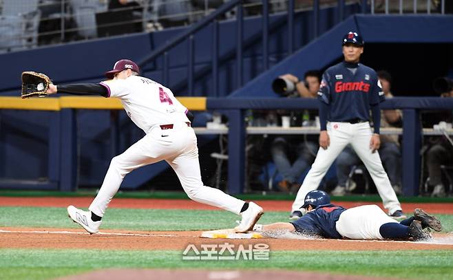 롯데 황성빈(오른쪽)이 1일 고척스카이돔에서 열린 2025 KBO리그 키움과의 경기 4회초 2사 3루 상황에서 롯데 선발 조영건을 상대로 1타점 내야안타를 치고 1루를 향해 헤드 퍼스트 슬라이딩을 하고 있다. 고척 | 박진업 기자 upandup@sportsseoul.com