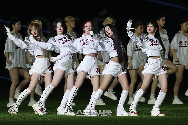 21일 오후 서울 고척스카이돔에서 열린 미국프로야구 메이저리그(MLB) 정규시즌 샌디에이고 파드리스와 LA 다저스 경기.경기전 그룹 여자아이들이 축하공연 하고있다.2024. 3. 21.고척 | 최승섭기자 thunder@sportsseoul.com