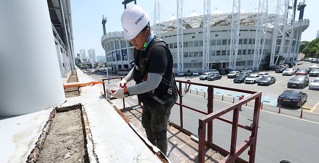 창원NC파크 주차장에서 관계자가 루버 철거 작업을 하고 있다. 사진 | 창원=연합뉴스