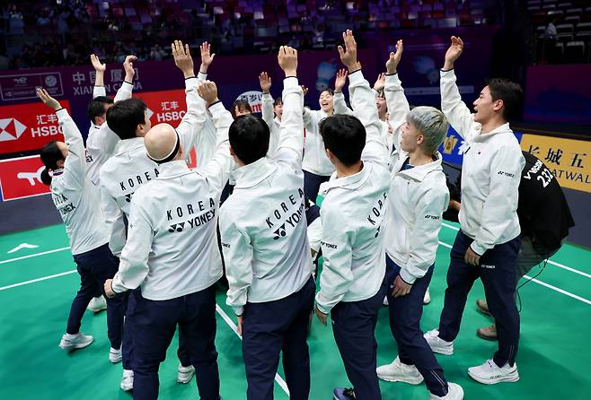 (250430) -- XIAMEN, April 30, 2025 (Xinhua) -- Players of South Korea cheer before the Group B match between South Korea and Chinese Taipei at BWF Sudirman Cup in Xiamen, southeast China's Fujian Province, April 30, 2025. (Xinhua/Wang Kaiyan)<저작권자(c) 연합뉴스, 무단 전재-재배포, AI 학습 및 활용 금지>