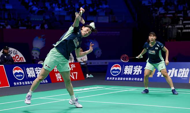 (250430) -- XIAMEN, April 30, 2025 (Xinhua) -- Baek Ha Na/Lee So Hee (L) of South Korea compete in the women's doubles match against Hsieh Pei Shan/Hung En-Tzu of Chinese Taipei during the Group B match between South Korea and Chinese Taipei at BWF Sudirman Cup in Xiamen, southeast China's Fujian Province, April 30, 2025. (Xinhua/Wang Kaiyan)<저작권자(c) 연합뉴스, 무단 전재-재배포, AI 학습 및 활용 금지>