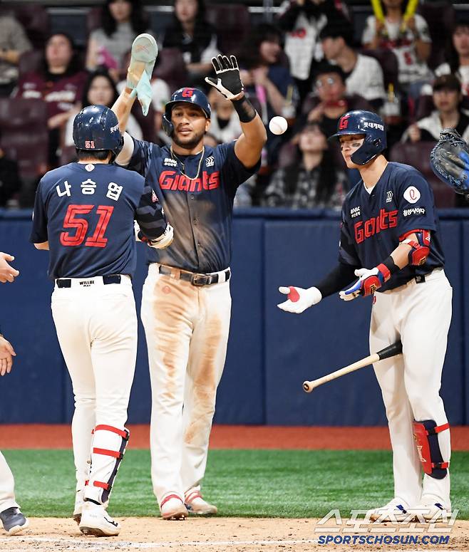 30일 서울 고척스카이돔에서 열린 키움 히어로즈와 롯데 자이언츠의 경기. 4회초 무사 1루 롯데 나승엽이 투런포를 날린 뒤 환호하고 있다. 고척=박재만 기자 pjm@sportschosun.com/2025.04.30/