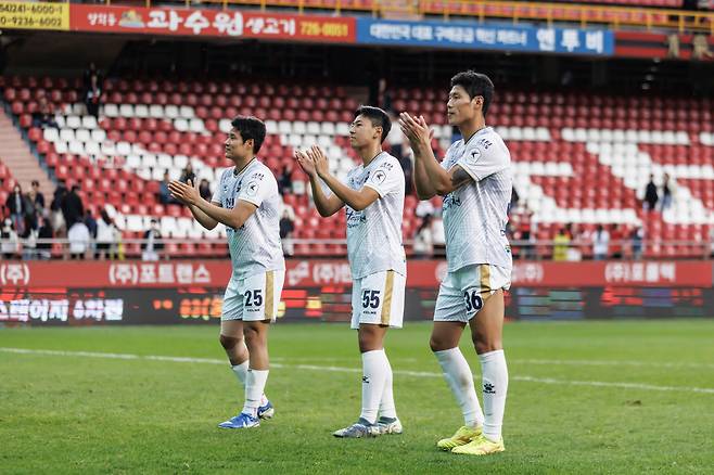 포항스틸야드/ K리그1/ 파이널A/ 포항스틸러스 vs 김천상무프로축구단/ 김천 박승욱,김준호,박찬용/ 경기종료/ 전소속팀 포항 서포터즈 관중인사/ 사진 김재훈
