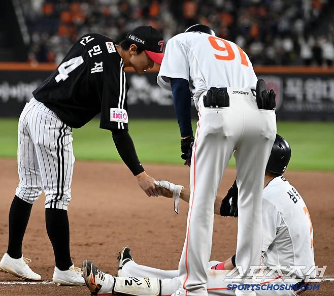 심우준의 손을 잡는 신민재