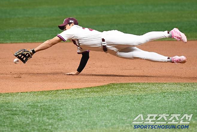 1회초 무사 만루 나승엽의 타구를 향해  3루수 송성문이 몸을 날렸지만 10cm가 부족했다.