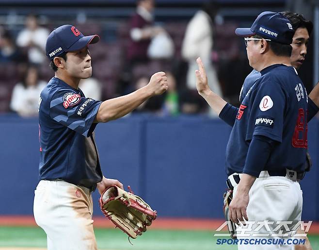 황성빈의 주먹을 기다리는 김태형 감독. 김 감독도 4회 황성빈의 1루 헤드퍼스트 슬라이딩에 입을 쩍 벌리며 감탄했다.